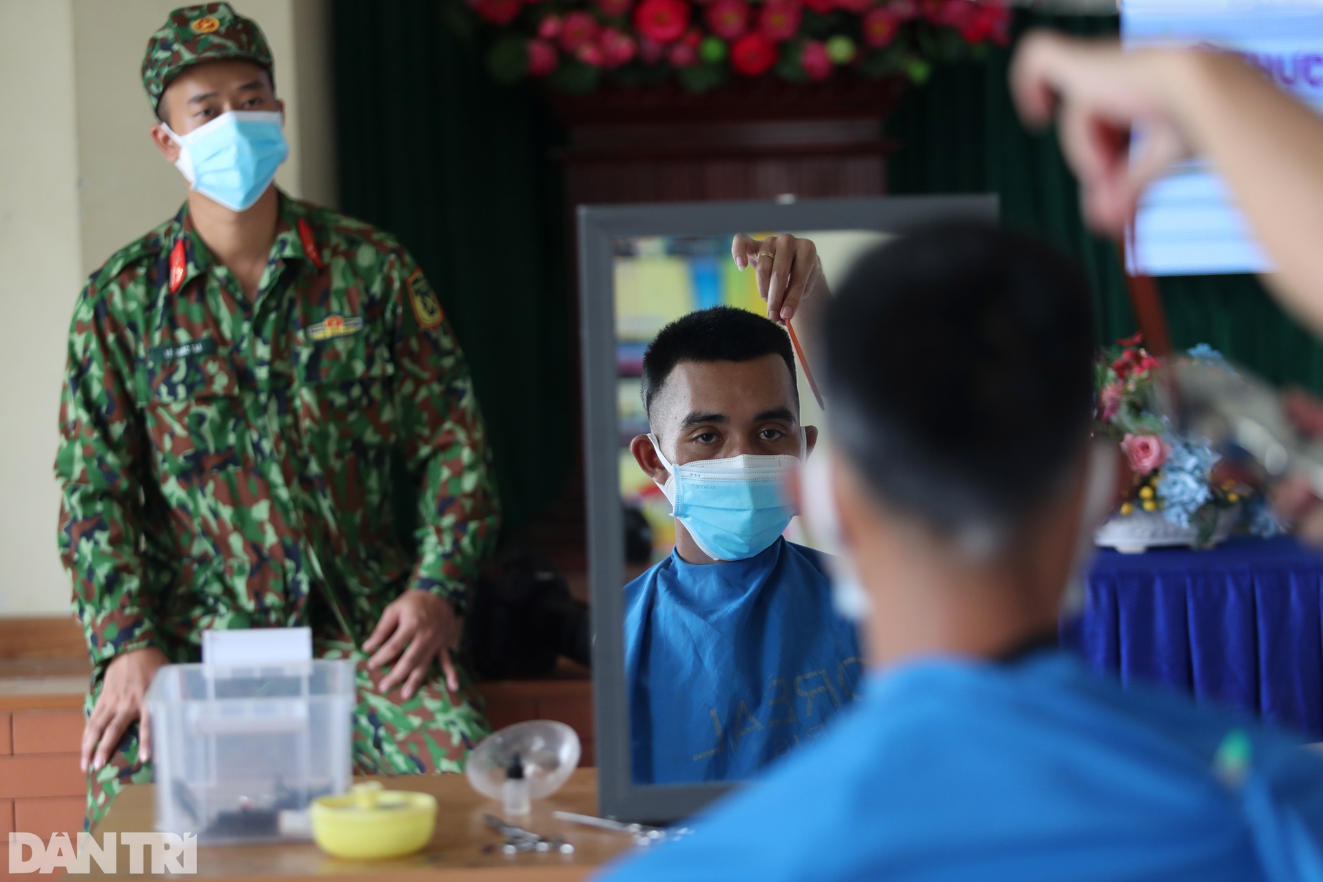 Bộ đội được cắt tóc dã chiến sau nhiều ngày dầm mưa, dãi nắng ở Sài Gòn - 6