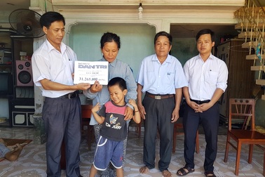 Trao hơn 30 triệu đồng đến với gia đình có ba cháu bị bại liệt