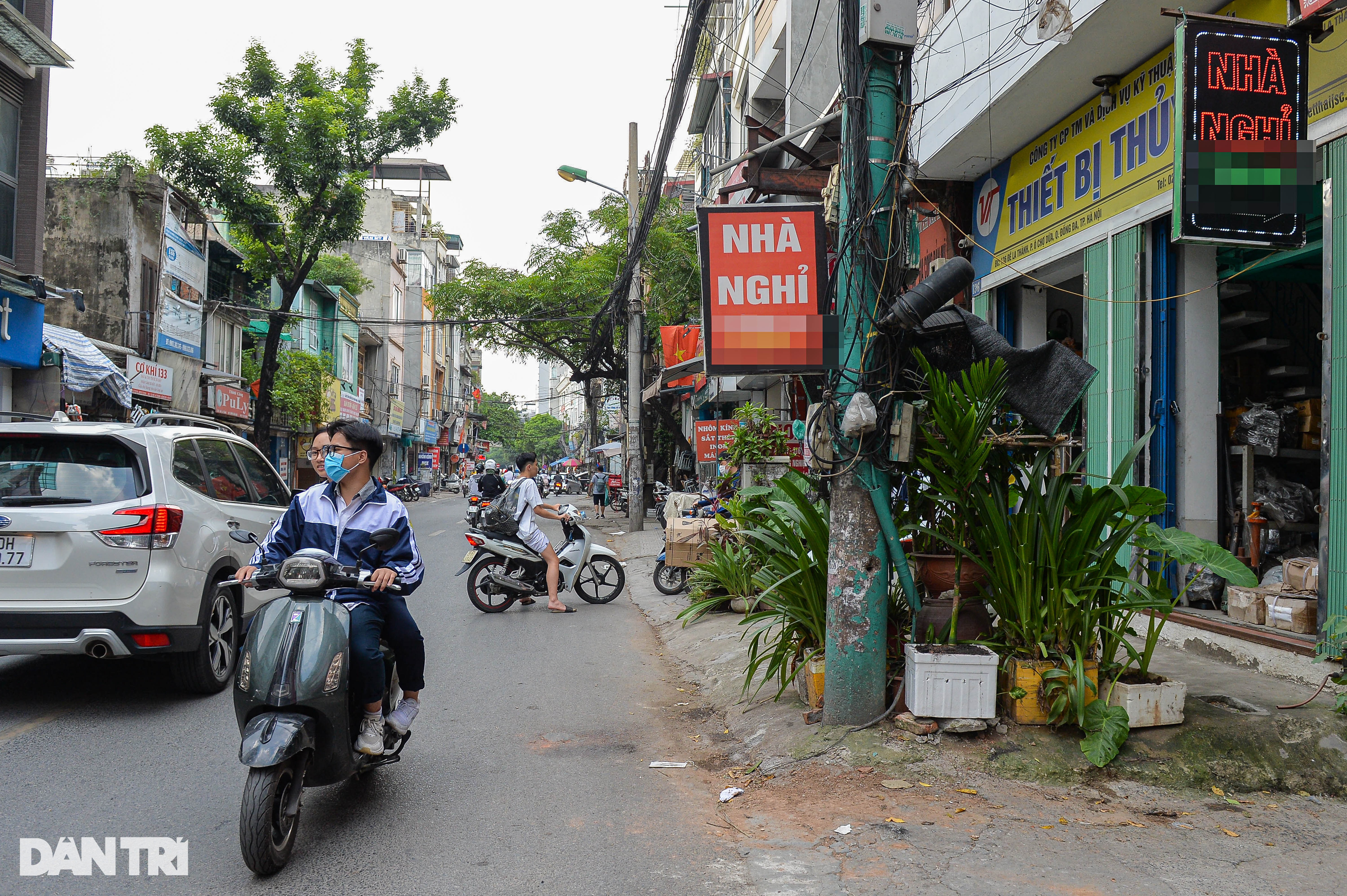 Cột điện, trạm biến áp ở Hà Nội bị quảng cáo, rao vặt bức tử - 5 Cột điện, trạm biến áp ở Hà Nội bị quảng cáo, rao vặt bức tử - 5