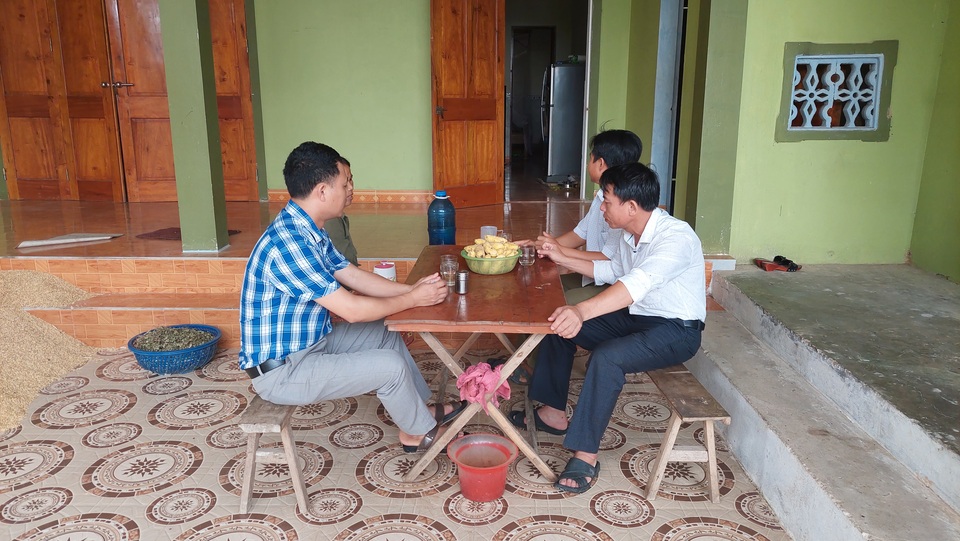 Khi nông dân nghèo bán bò, góp tiền làm đường nông thôn mới - 4 Khi nông dân nghèo bán bò, góp tiền làm đường nông thôn mới - 4