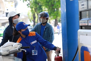 Giá xăng giữ nguyên, giá dầu giảm