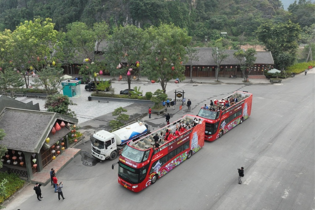 Ngồi xe buýt 2 tầng tham quan cảnh đẹp di sản Tràng An - 10 Ngồi xe buýt 2 tầng tham quan cảnh đẹp di sản Tràng An - 10