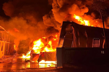 3 kho hàng ở Hà Nội bốc cháy dữ dội