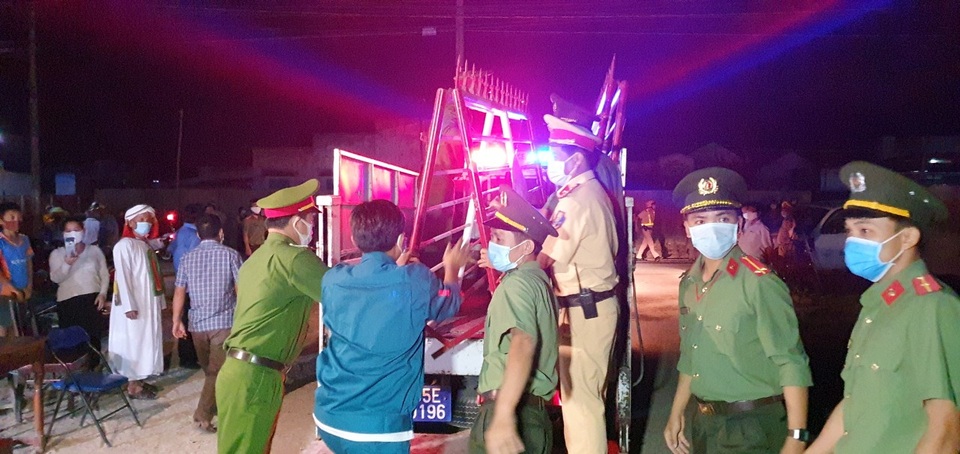 Quá vui mừng vì được gỡ phong tỏa, cả thôn quên giãn cách xã hội - 5