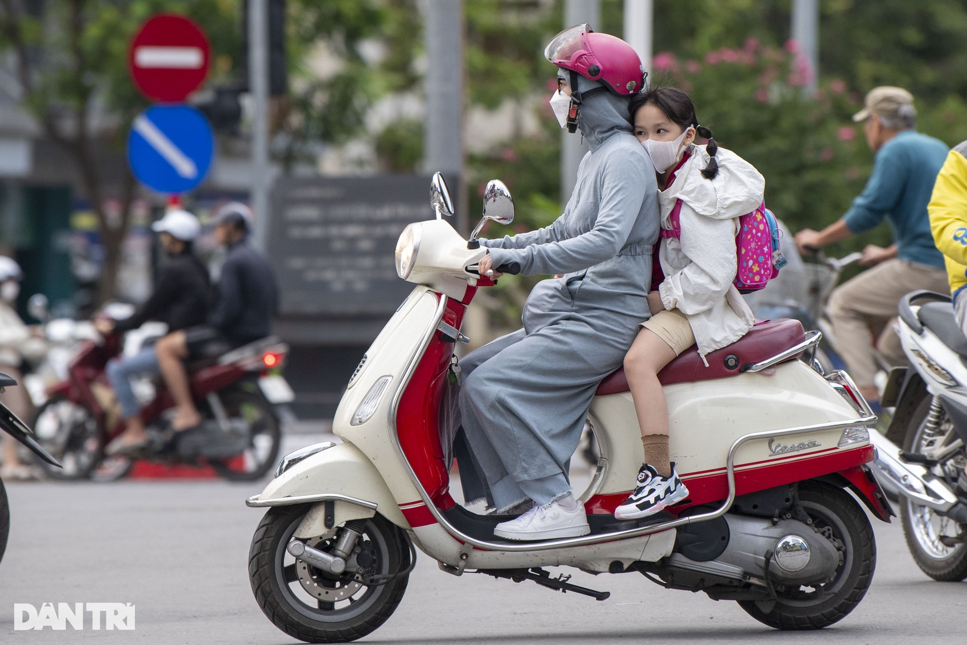 Người dân Hà Nội trùm kín mặt, co ro đi làm trong gió lạnh - 11 Người dân Hà Nội trùm kín mặt, co ro đi làm trong gió lạnh - 11