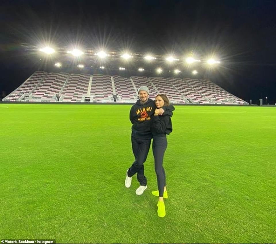 David Beckham cởi trần khoe hình xăm - 2 David Beckham cởi trần khoe hình xăm - 2