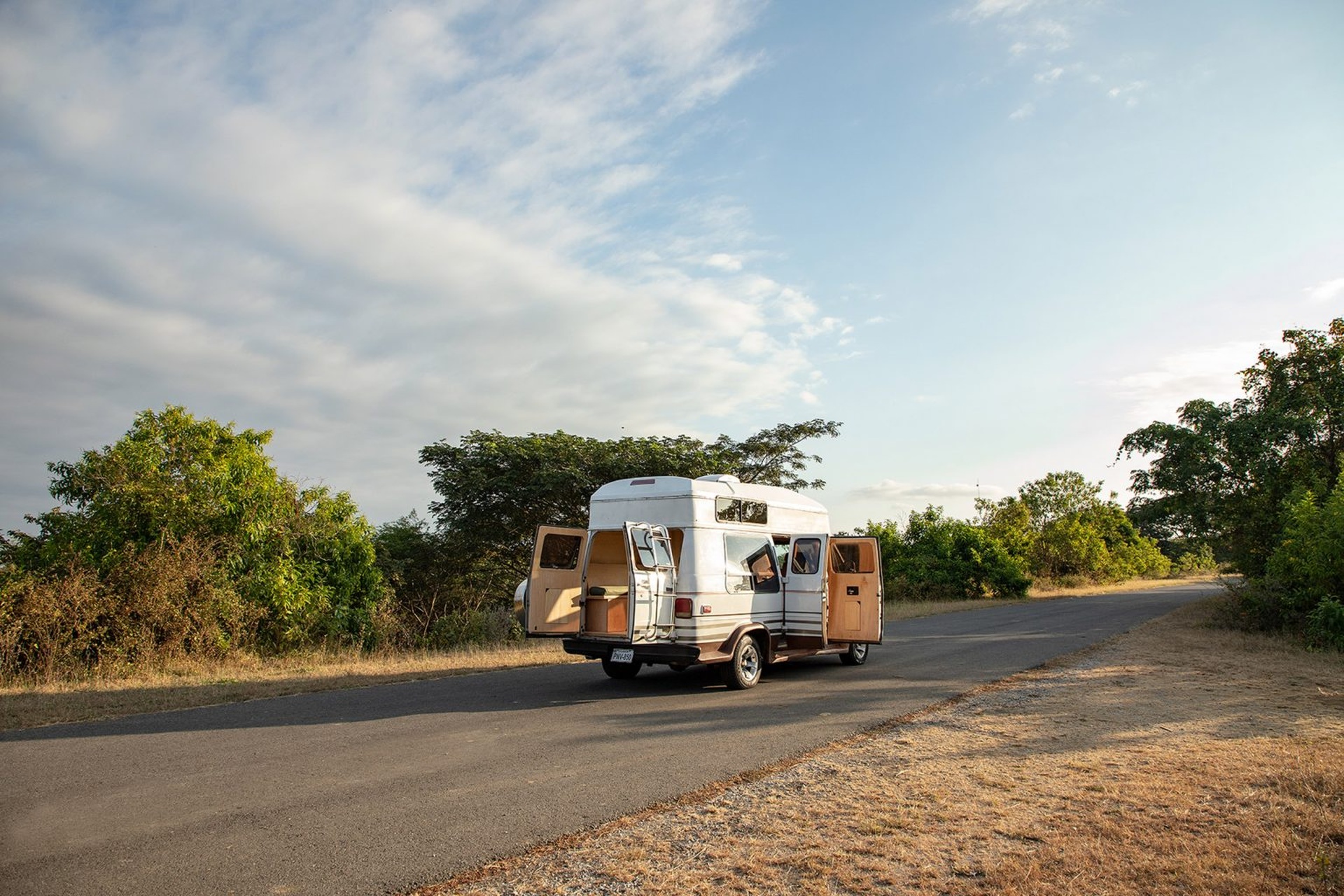 Độc chiêu nội thất biến chiếc xe van cũ thành nhà di động đẹp khó cưỡng - 2 Độc chiêu nội thất biến chiếc xe van cũ thành nhà di động đẹp khó cưỡng - 2