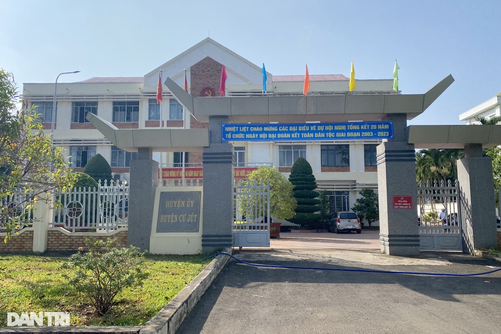 Trưởng phòng bứng trộm cây hoa giấy bị cách chức trong Đảng - 1 Trưởng phòng bứng trộm cây hoa giấy bị cách chức trong Đảng - 1