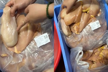 Phụ huynh phát hiện thịt gà "có mùi lạ" tại trường học Hà Nội