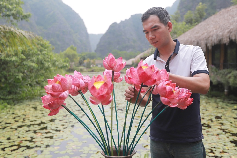 Bỏ việc ngàn USD, 8X đi khắp Việt Nam thực hiện ý tưởng lạ từ hoa sen - 9
