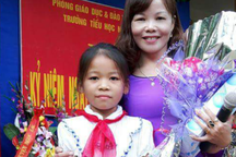 Vụ cô giáo quỳ gối xin lỗi phụ huynh: “Nghề của mình buồn lắm phải không em?”