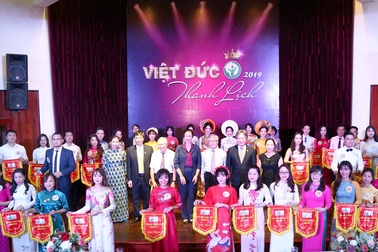 Lần đầu nhân viên y tế Bệnh viện Việt Đức thi người đẹp thanh lịch