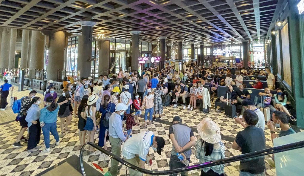 Cảng tàu đông nghịt, tàu du lịch hối hả chở khách ra tham quan vịnh Hạ Long - 1 Cảng tàu đông nghịt, tàu du lịch hối hả chở khách ra tham quan vịnh Hạ Long - 1