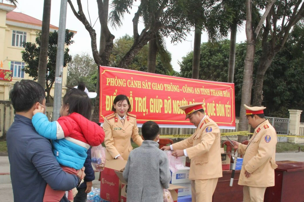 Ấm lòng CSGT phát nước, tặng bánh cho người dân trên đường về quê ăn Tết - 1 Ấm lòng CSGT phát nước, tặng bánh cho người dân trên đường về quê ăn Tết - 1
