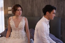 Đêm tân hôn chồng đưa tôi một cuốn sổ và nói: “Giờ chúng ta là một”