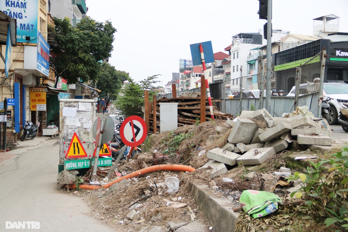 Rác thải ngập ngụa, bốt điện vênh váo trên con đường giữa Thủ đô - 6 Rác thải ngập ngụa, bốt điện vênh váo trên con đường giữa Thủ đô - 6