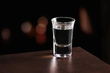 Khổ sở vì ngứa, thanh niên phải dùng rượu làm "thuốc ngủ"