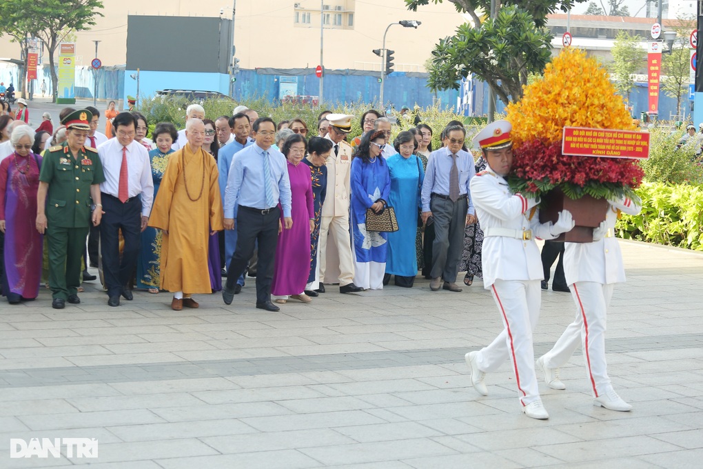 Đoàn đại biểu TPHCM dâng hoa tượng đài Chủ tịch Hồ Chí Minh - 2 Đoàn đại biểu TPHCM dâng hoa tượng đài Chủ tịch Hồ Chí Minh - 2