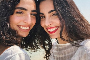 Khó tin: Hai cô gái giống nhau như đúc dù “khác cha, khác mẹ”