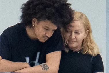 Madonna thân thiết bên bạn trai tin đồn kém 35 tuổi