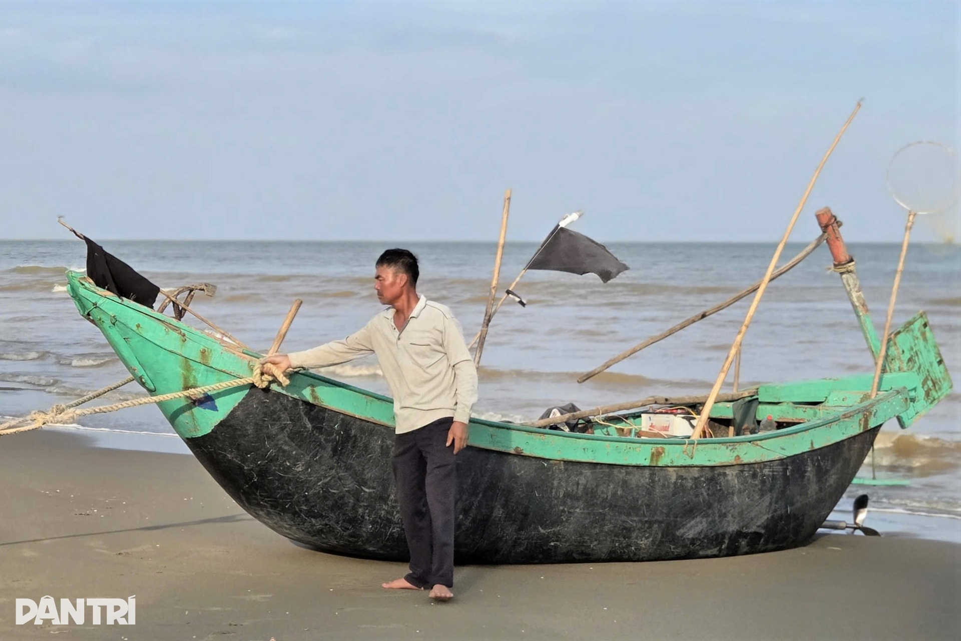 Ngư dân chi tiền triệu thuê xe cẩu thuyền lên bờ tránh bão Bualoi - 3 Ngư dân chi tiền triệu thuê xe cẩu thuyền lên bờ tránh bão Bualoi - 3