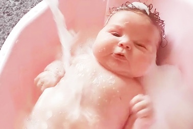 Thư giãn cuối tuần: Thú vị khoảnh khắc bé chơi cùng nước