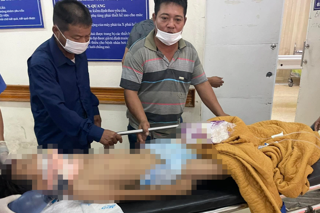 Nam sinh lớp 3 ngã từ tầng 2 trường học xuống đất - 1 Nam sinh lớp 3 ngã từ tầng 2 trường học xuống đất - 1