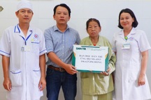 Trao hơn 106 triệu đồng đến hoàn cảnh vợ suy thận, chồng ung thư