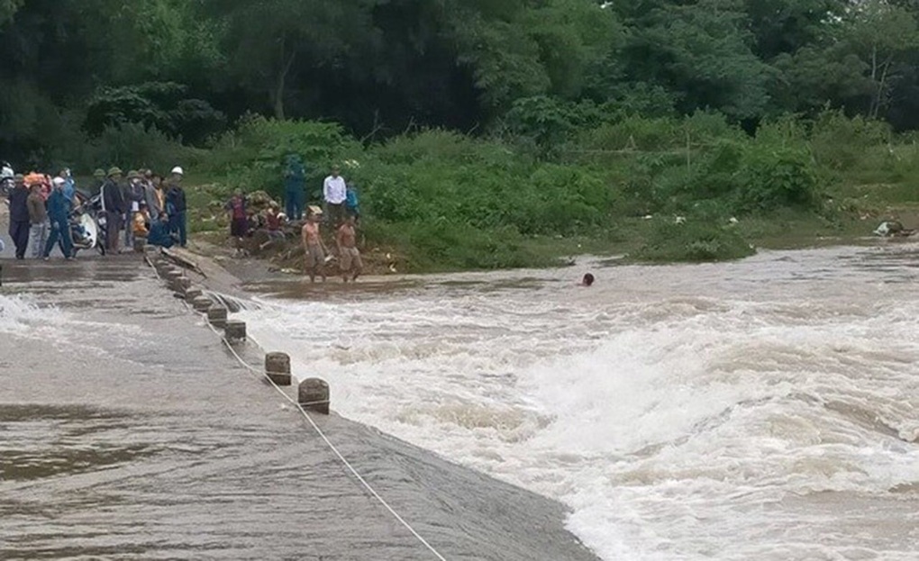 Mưa lớn nhiều nơi, lũ cuốn 3 người chết và mất tích - 4 Mưa lớn nhiều nơi, lũ cuốn 3 người chết và mất tích - 4