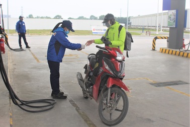 Trạm xăng “kiểu Nhật” cũng chậm bán xăng E5