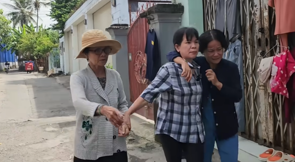 ស្រ្ដីយំនៅថ្ងៃជួបជុំឪពុកម្ដាយ បន្សល់ទុកតែរូបគំនូរ - ២ Người phụ nữ khóc nấc ngày hội ngộ cha mẹ chỉ còn lại di ảnh - 2