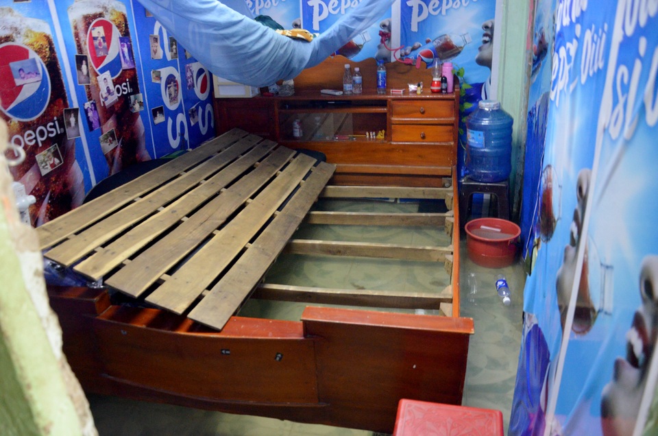 Khu dân cư bị nước bủa vây tứ phía ở Sài Gòn - 8