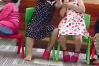 Hai em bé selife bằng dép nhựa.mp4