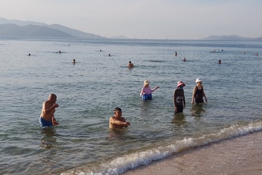 Tết Đoan Ngọ, đổ xô đi tắm biển từ mờ sáng cầu mong sức khỏe