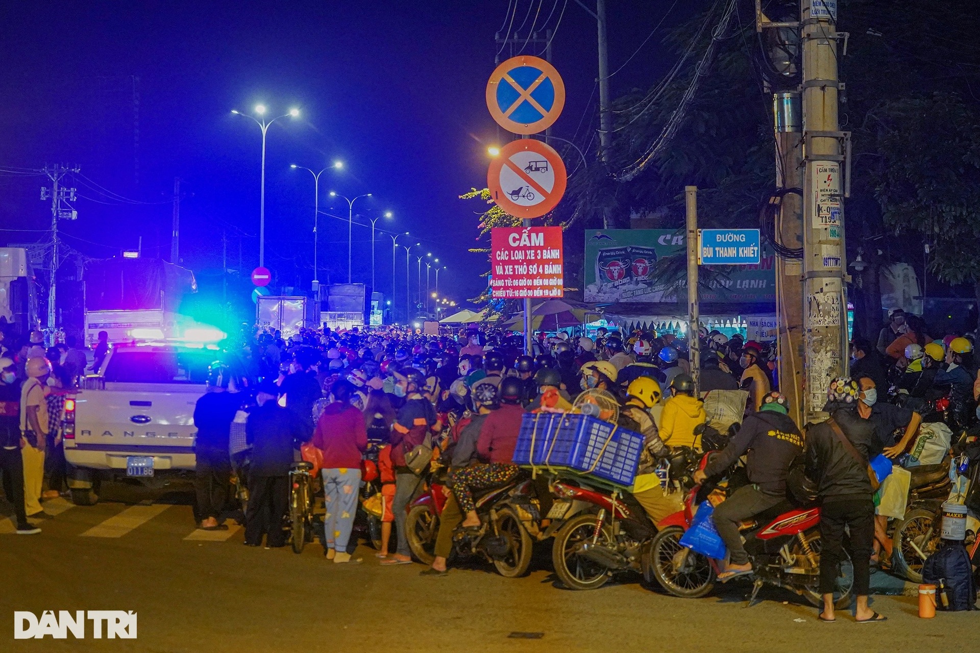 Hàng nghìn người từ TPHCM đổ về quê khiến cửa ngõ phía Tây ùn tắc kéo dài - 1 Hàng nghìn người từ TPHCM đổ về quê khiến cửa ngõ phía Tây ùn tắc kéo dài - 1