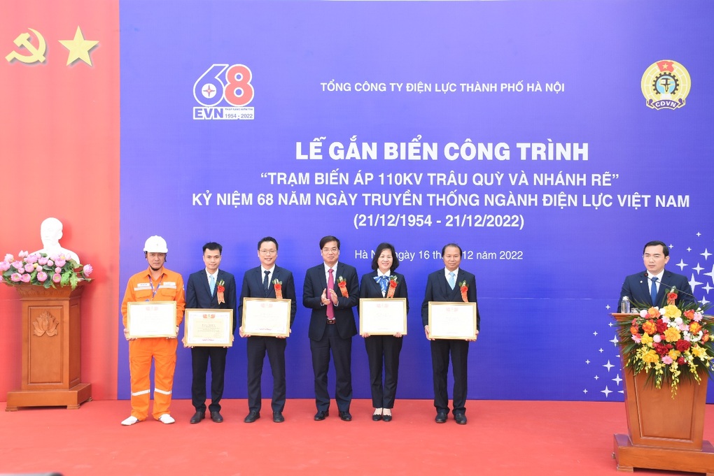 EVNHANOI gắn biển công trình trạm biến áp 110kV Trâu Quỳ - 5 EVNHANOI gắn biển công trình trạm biến áp 110kV Trâu Quỳ - 5