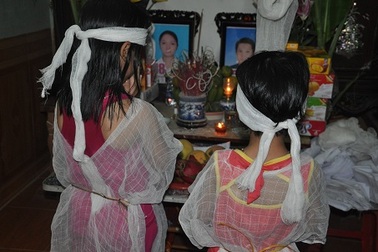 Bố mẹ chết thảm vì ngã xe máy, 3 con thơ ngơ ngác khóc đến quặn lòng