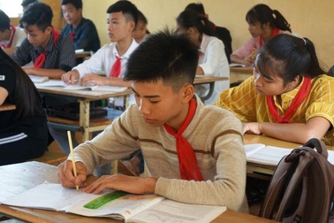 Giây phút nam sinh lớp 9 lao mình xuống sông cứu 3 học sinh khỏi đuối nước