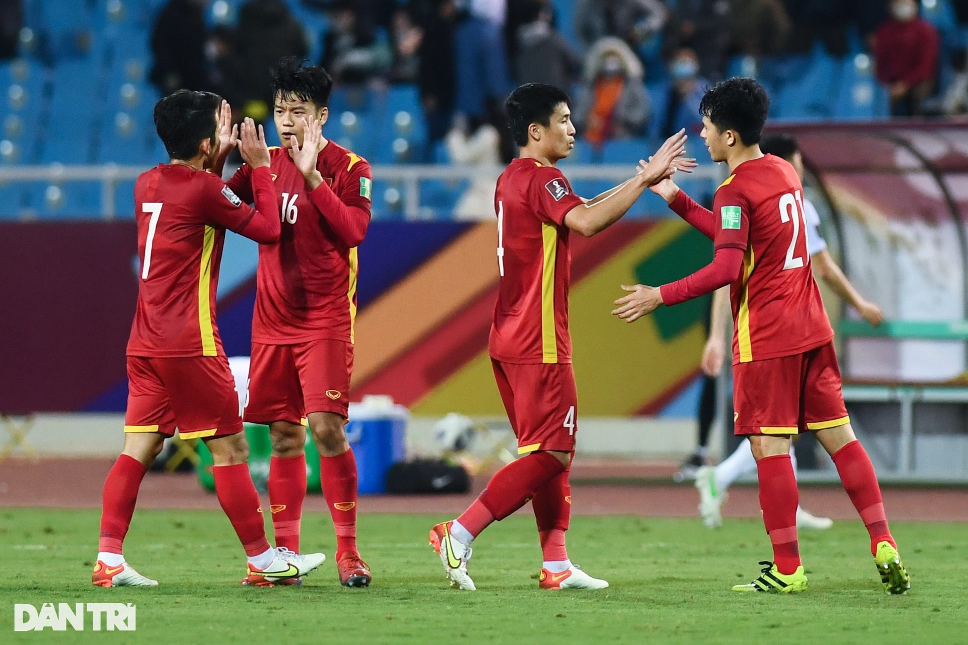 CĐV quá khích cầm cờ lao xuống sân ăn mừng cùng đội tuyển Việt Nam - 10 CĐV quá khích cầm cờ lao xuống sân ăn mừng cùng đội tuyển Việt Nam - 10