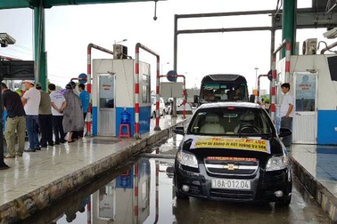 Tài xế "cắm chốt" phản đối 24/24h, BOT Mỹ Lộc liên tục xả trạm