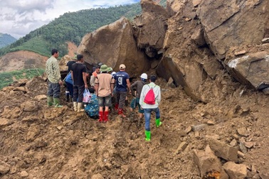 Vụ ô tô chở 3 người mất tích bí ẩn ở Lào Cai: Tìm thấy xe dưới đống đất đá