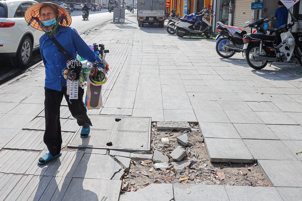 Đá lát vỉa hè Hà Nội độ bền 70 năm bong tróc sau 3 năm sử dụng - 1 Đá lát vỉa hè Hà Nội độ bền 70 năm bong tróc sau 3 năm sử dụng - 1
