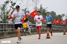 Ông Đoàn Ngọc Hải chinh phục đường chạy 42km tại Huế
