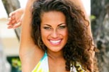 Tay đua Hamilton “khoe” bạn gái mới