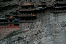Sửng sốt với ngôi đền lớn treo lơ lửng trên vách đá tại Trung Quốc