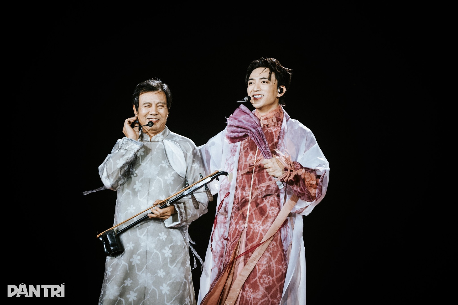 SOOBIN cùng bố đưa hát xẩm lên sân khấu, xúc động nhận mình quá vô tư - 9