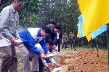 Xây dựng nhà bán trú dân nuôi cho học sinh vùng khó