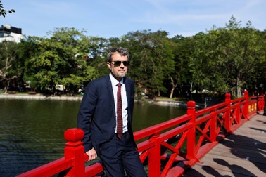 Thái tử kế vị Đan Mạch đi dạo hồ Gươm, thưởng thức múa rối nước tại Hà Nội