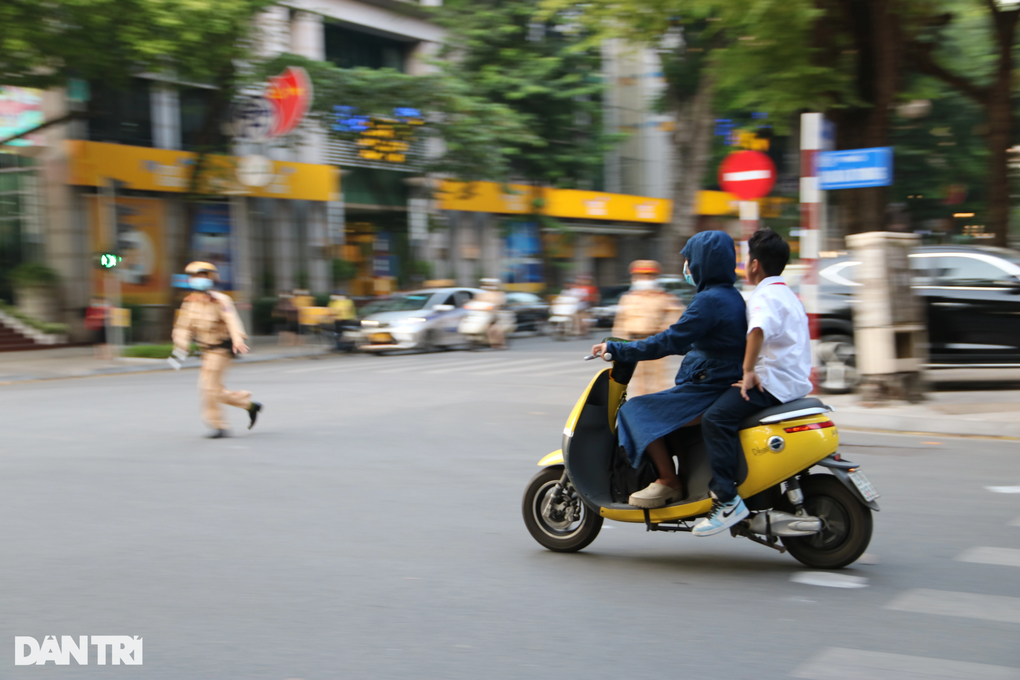 Hàng loạt phụ huynh, học sinh đầu trần phóng xe máy sau giờ tan học - 2 Hàng loạt phụ huynh, học sinh đầu trần phóng xe máy sau giờ tan học - 2