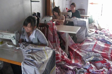 Mục sở thị công nghệ sản xuất chăn, đệm siêu rẻ và... siêu rởm